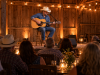 Gruene Music and Wine Festival: как совместить музыку и благотворительную цель Анонимный музыкант с акустической гитарой выступает перед небольшой аудиторией