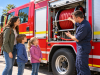 Отменённая встреча Touch-A-Truck в Тамараке: что учесть семье Сотрудник показывает пожарную машину детям и родителю