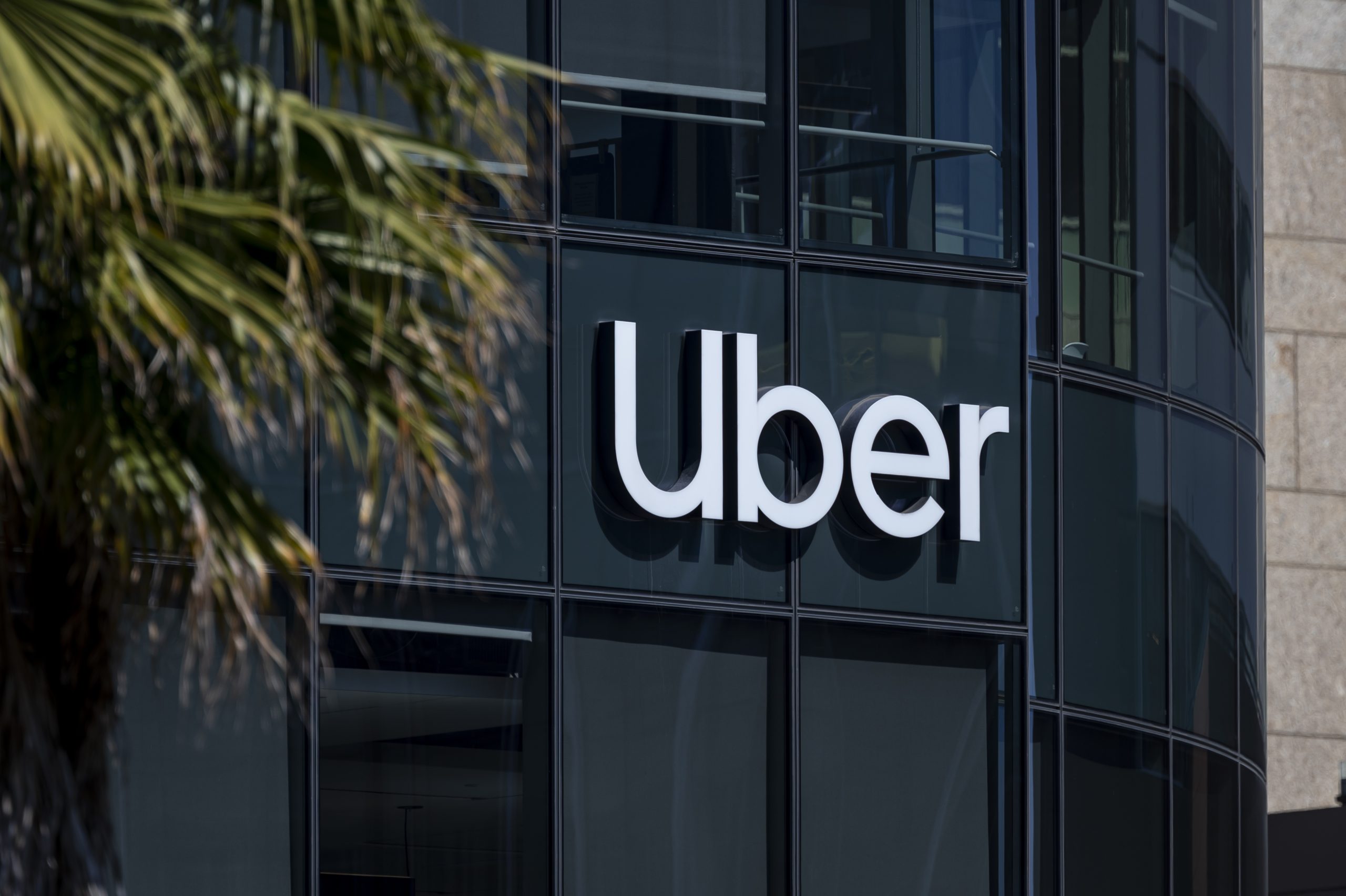 Uber уволит 3300 сотрудников на фоне роста конкуренции со стороны роботакси